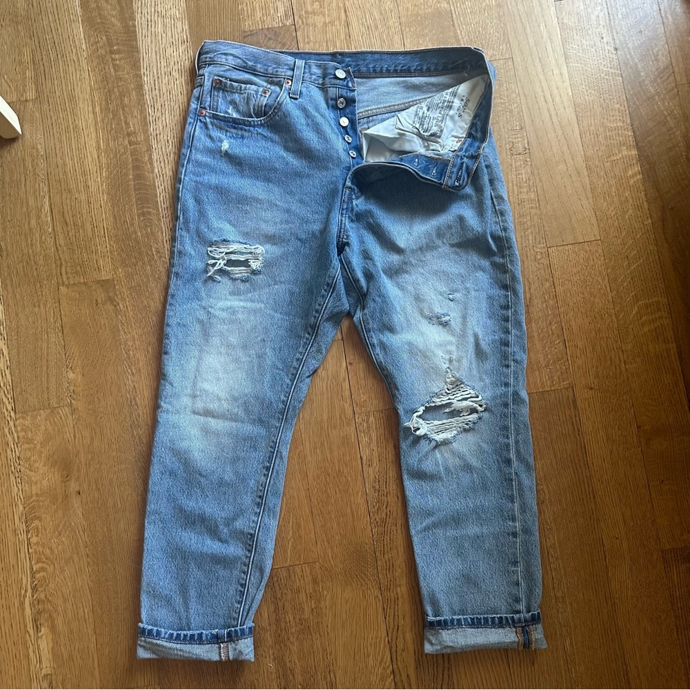 Mom jeans! Levi's Blue Boyfriend Jeans with Distressed Details 32